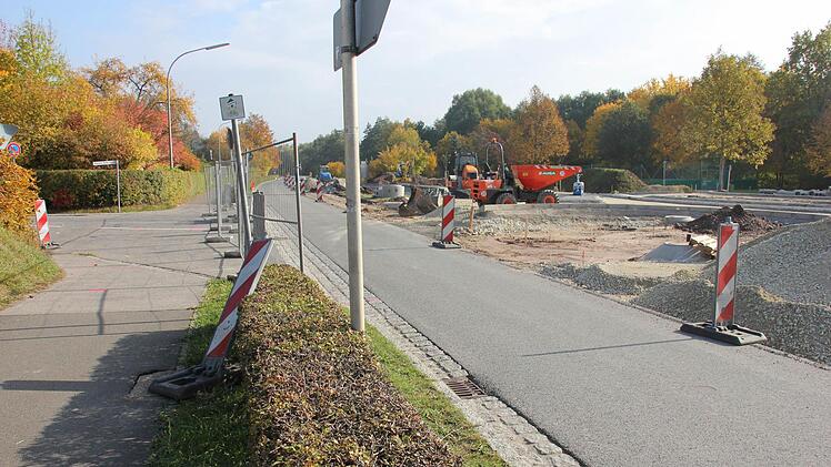 Diese per Ampel geregelte Fahrspur soll noch im Verlauf dieser Woche auf die Neubautrasse im Süden verlegt werden. Fußgänger werden aus diesem Bereich komplett verbannt. Foto: Ralf Kestel