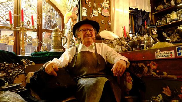 Bato in seinem Atelier im Handwerkerhof. Foto: Nikolas Pelke