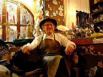 Bato in seinem Atelier im Handwerkerhof. Foto: Nikolas Pelke