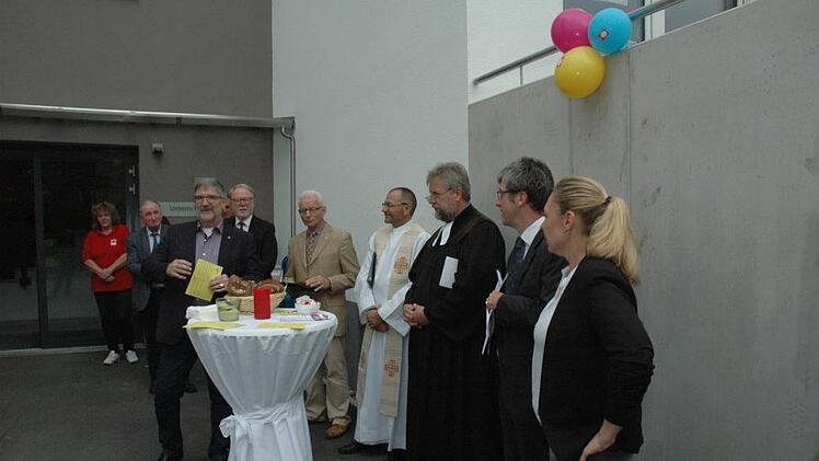 Mit freundlichen und wohlmeinenden Worten und Gottes Segen wurde das Mehrgenerationenhaus und der Quartiersstützpunkt Creidlitz, Unterm Buchberg 3,  eingeweiht. Landrat Michael Busch wies auf die Notwendigkeit von  Sozialwohnungen hin. (3. von links).Edwin Meißinger