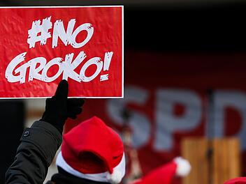 Man scheint sich einig: Der Weg führt in die nächste große Koalition. Oder doch nicht? Die Jusos wollen die GroKo mit einem perfiden Plan noch verhindern. Foto: Oliver Berg/dpa