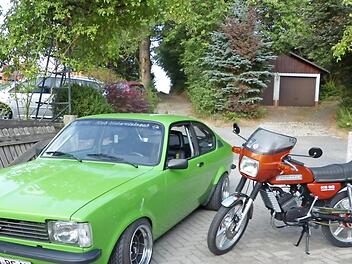 Auch dieser Opel Kadett C Coupe und die wassergekühlte Zündapp KS 50, beide Baujahr 1979, sind in Marktleugast zu sehen.  Foto: Klaus-Peter Wulf