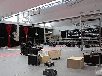 Die B&uuml;hne wurde noch nicht ganz aufgebaut. Der Unfall beendete die Arbeiten f&uuml;r die Prunksitzung am Samstag. Foto: Yannick Hupfer