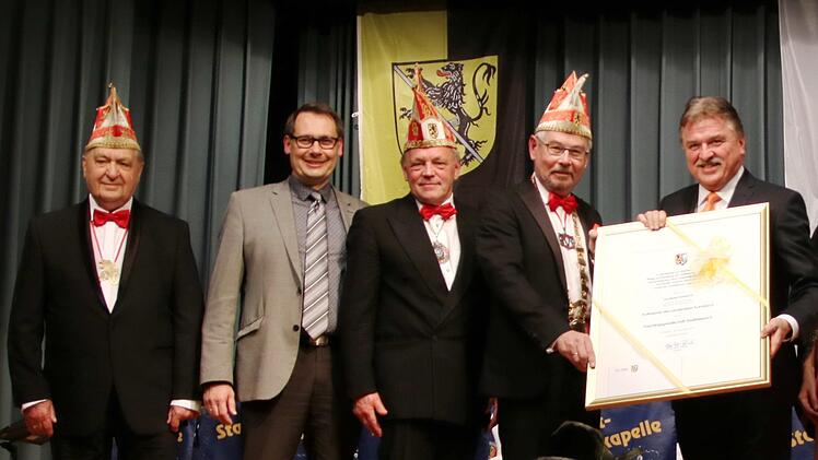 Übergabe des Kulturpreises an die Faschingsgesellschaft Stadtsteinach (von links): Ehrenpräsident Rudi Stöcker, Bürgermeister Roland Wolfrum, Vorsitzender Hansi Hümmer, Präsident Andi Sesselmann und Landrat Klaus Peter Söllner.Klaus Klaschka