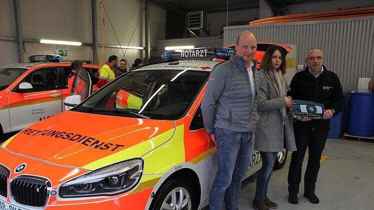Manuel Vorndran, Fuhrparkmanager Kreisverband Bad Kissingen, Irina Kenner, Wachleiterin Rettungswache Hammelburg und Rudolf Baier, Leiter Rettungsdienst mit einem symbolischem Autoschlüssel. Foto: Hilmar Ruppert