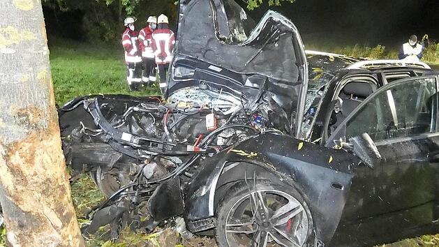 Ein 42-J&auml;hriger prallte mit seinem Auto gegen einen Baum an der Zeiler Umgehungsstra&szlig;e. Foto: Christian Licha
