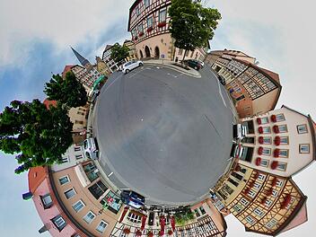 Eine Belebung kann auch die Innenstadt von Münnerstadt vortragen. Sogar am  Marktplatz gibt es Leerstände, aber gleichzeitig hat hier die neue Eisdiele  für mehr Betrieb und Leben gesorgt. Foto: Dieter Britz