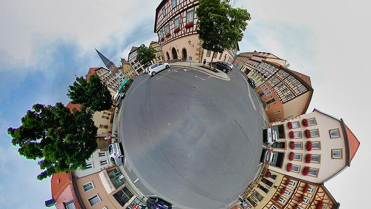 Eine Belebung kann auch die Innenstadt von Münnerstadt vortragen. Sogar am  Marktplatz gibt es Leerstände, aber gleichzeitig hat hier die neue Eisdiele  für mehr Betrieb und Leben gesorgt. Foto: Dieter Britz