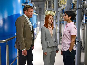 "Bis zum letzten Tropfen" war im März 2022 Herzstück des ARD-Themenabends #unserWasser: Amira König (Neda Rahmanian, rechts) leitet das örtliche Wasserwerk und erklärt Bürgermeister Martin Sommer (Sebastian Bezzel) und Julia Roland vom Umweltministerium (Karoline Schuch), dass genügend Grundwasser für den Deal mit dem PureAqua-Konzern vorhanden ist.