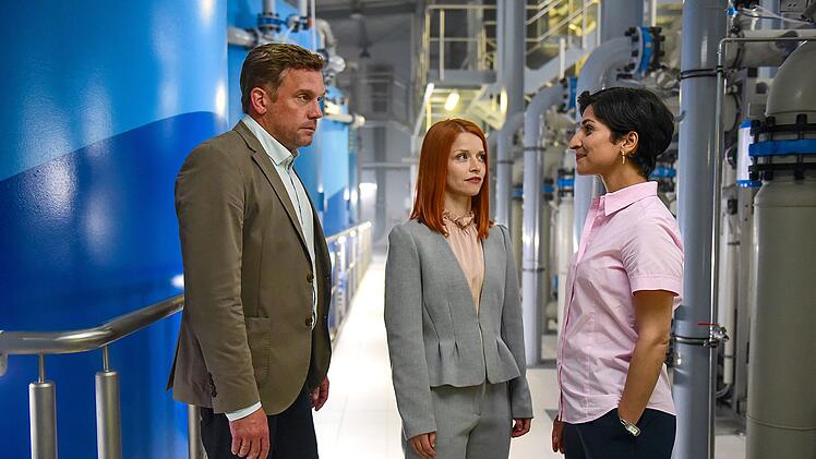 "Bis zum letzten Tropfen" war im März 2022 Herzstück des ARD-Themenabends #unserWasser: Amira König (Neda Rahmanian, rechts) leitet das örtliche Wasserwerk und erklärt Bürgermeister Martin Sommer (Sebastian Bezzel) und Julia Roland vom Umweltministerium (Karoline Schuch), dass genügend Grundwasser für den Deal mit dem PureAqua-Konzern vorhanden ist.