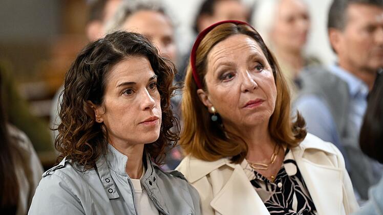 Lisa Kirchberger (Anne Sch&auml;fer, links) und ihre Mutter (Susi Stach) lauschen den Worten von Pfarrer Reiser.
