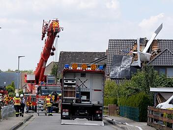 Leichtflugzeug st&uuml;rzt in Wohnhaus - mindestens ein Mensch tot