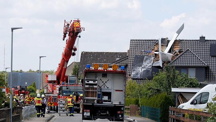 Leichtflugzeug st&uuml;rzt in Wohnhaus - mindestens ein Mensch tot