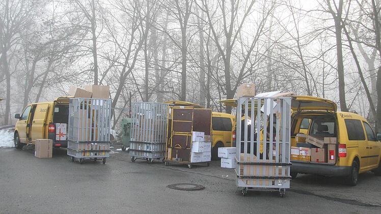 Die Pakete kommen schon vom Paketzentrum vorsortiert, müssen dann noch auf die verschiedenen Zustellbereiche weiter sortiert werden.