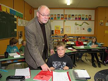 Werner Moritz ist als mobile Reserve in Neuenmarkt im Einsatz und übernimmt dort für mehrere Wochen eine vierte Klasse. Fotos: Sonja Adam