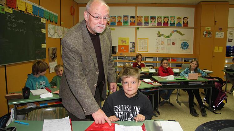Werner Moritz ist als mobile Reserve in Neuenmarkt im Einsatz und übernimmt dort für mehrere Wochen eine vierte Klasse. Fotos: Sonja Adam