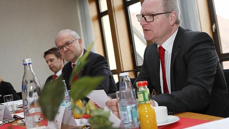 Die Direktoren der Sparkasse stellen die Geschäftszahlen 2014 vor.Foto: Matthias Hoch