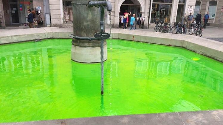 Giftgrün schimmerte das Wasser in einem der Marktbrunnen. Foto: Berthold Lendner