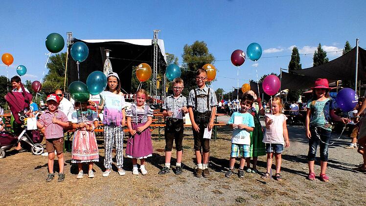 Die Kinder ließen für den Ballon-Flugwettbewerb ihre Luftballons steigen.