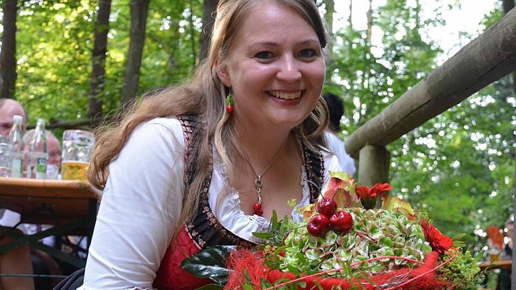 Marina I. freut sich über den von Bürgermeisterin Rose Stark erhaltenen Strauß. Foto: Wilfried Roppelt