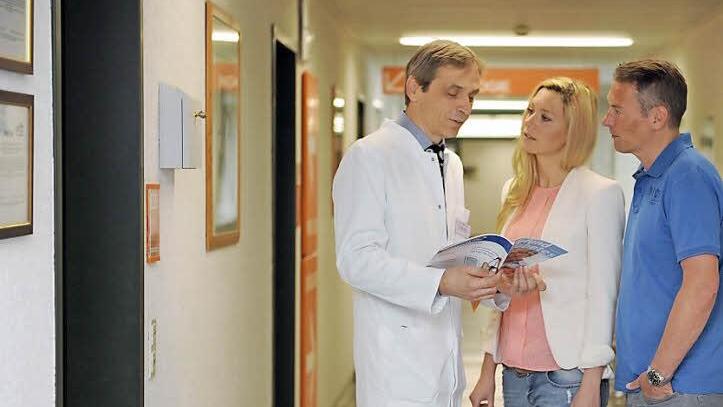 Dr. Holger Göbel (links), Chefarzt der Gastroenterologie am Klinikum Lichtenfels, soll weiterhin komplexe Fälle ambulant behandeln dürfen. Dafür tritt der Stadtrat geschlossen ein. Foto: Regiomed-Kliniken