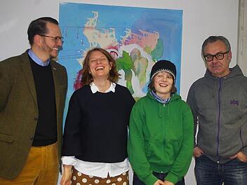 Der Museologe Alexander Süß, Lisa Stöhr und ihre Tochter Ida sowie Erik Buchholz (von links) vor dem Bild "bridge" von Lisa Stöhr  Foto: Heike Schülein