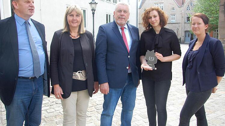 Von links: Tourismus-Chef Michael Amthor, Zweite Bürgermeisterin Birgit Weber, OB Norbert Tessmer sowie Franziska Gläsing und Denise Nijmeijer von hotel.de. Foto: Oliver Schmidt