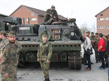 Reges Interesse an den Fahrzeugen herrschte beim Informationstag der Bundeswehr in Volkach.  Foto: Ralf Dieter