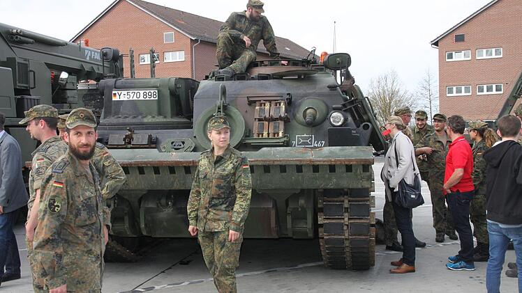 Reges Interesse an den Fahrzeugen herrschte beim Informationstag der Bundeswehr in Volkach.  Foto: Ralf Dieter