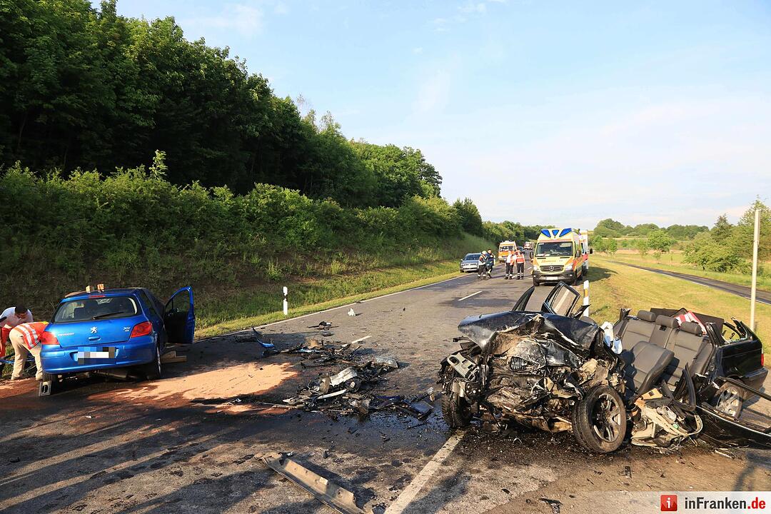 Großeibstadt: Tödlicher Unfall - Autos kollidieren frontal