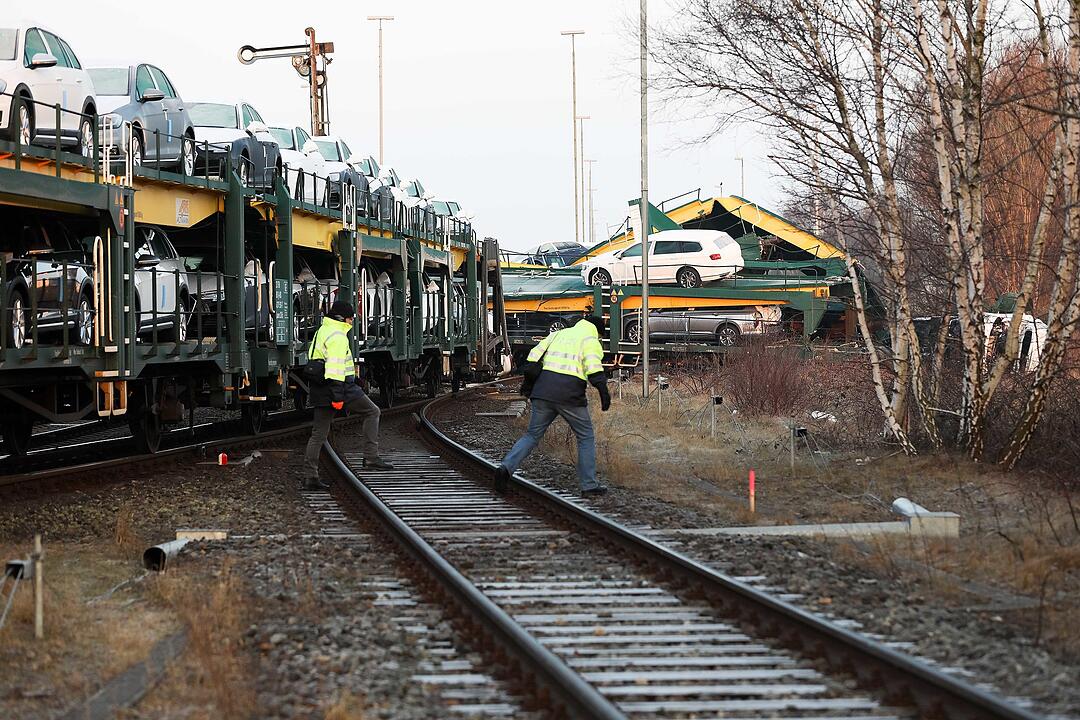 Güterzüge krachen ineinander: Waggons entgleisen