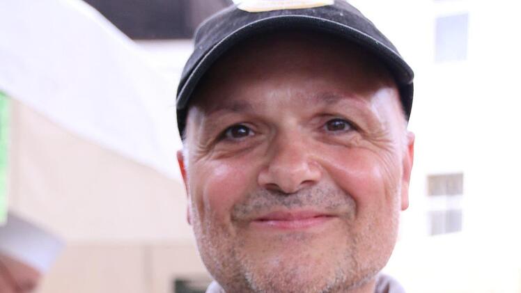 Uwe Kiesel beh&auml;lt die langj&auml;hrige Vereins-Rezeptur seiner gegrillten Makrelen f&uuml;r sich. Foto: Teresa Hirschberg