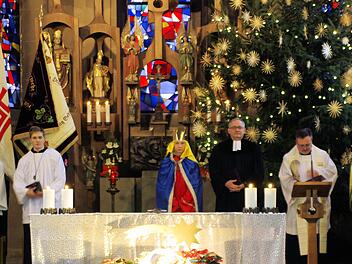 Ein festlicher, ökumenischer Gottesdienst mit Aussendung der Sternsinger eröffnete das Jubiläumsjahr in Elfershausen.  Fotos: Winfried Ehling