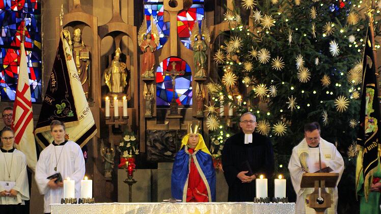 Ein festlicher, ökumenischer Gottesdienst mit Aussendung der Sternsinger eröffnete das Jubiläumsjahr in Elfershausen.  Fotos: Winfried Ehling