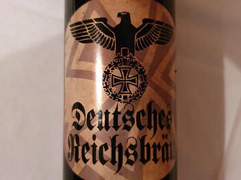 Für 18,88 Euro je Kasten: Mit rechter Rhetorik und Symbolik wirbt ein Bier für sich, das in Bad Bibra in einem Getränkemarkt aufgetaucht ist. Die Empörung ist groß. Foto: Götz Ulrich /dpa