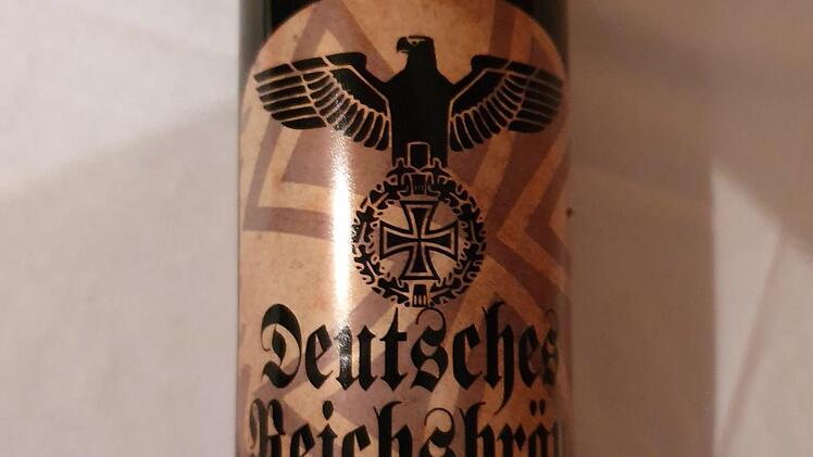 Für 18,88 Euro je Kasten: Mit rechter Rhetorik und Symbolik wirbt ein Bier für sich, das in Bad Bibra in einem Getränkemarkt aufgetaucht ist. Die Empörung ist groß. Foto: Götz Ulrich /dpa