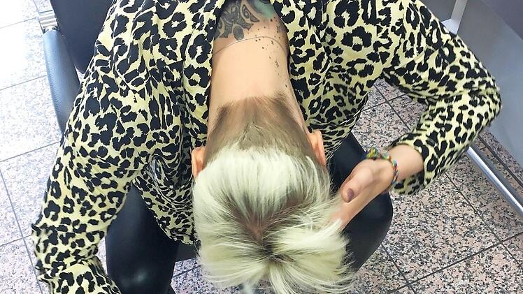Criss-Cross-Technik: Zuerst Kopf über ein Trockenshampoo in die Haare Richtung Ansatz sprühen.
