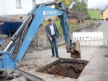 Bürgermeister Jörg Neubauer besichtigt die Baustelle an einer Öffnung für ein Schieberkreuz.  Foto: K.- H. Hofmann