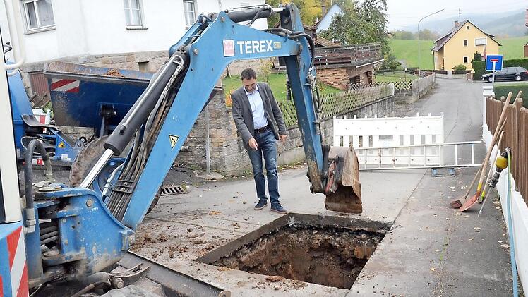 Bürgermeister Jörg Neubauer besichtigt die Baustelle an einer Öffnung für ein Schieberkreuz.  Foto: K.- H. Hofmann