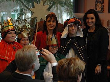 Dorothee Bär (CSU, rechts) als Staatssekretärin mit den Brückenauer Sternsingern und im Fokus der Basis. Foto: Sebastian Schmitt-Mathea