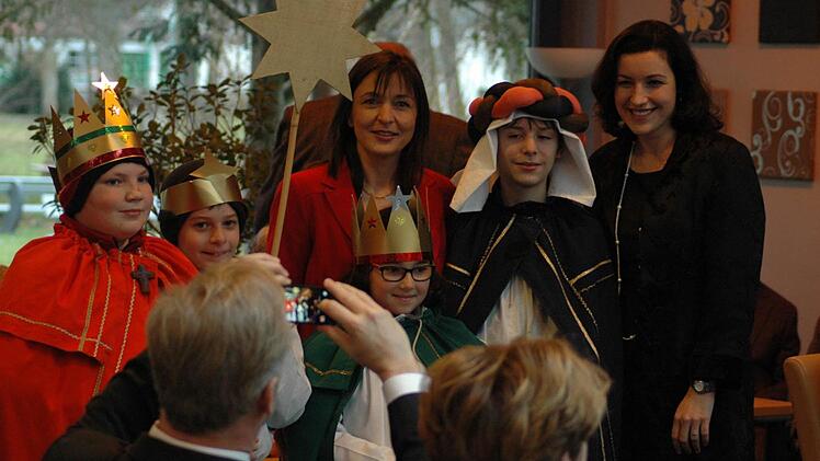 Dorothee Bär (CSU, rechts) als Staatssekretärin mit den Brückenauer Sternsingern und im Fokus der Basis. Foto: Sebastian Schmitt-Mathea