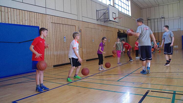 In der Halle der Turnerschaft spielten die Schüler der vierten Klassen Basketball. Foto: Marco Meißner