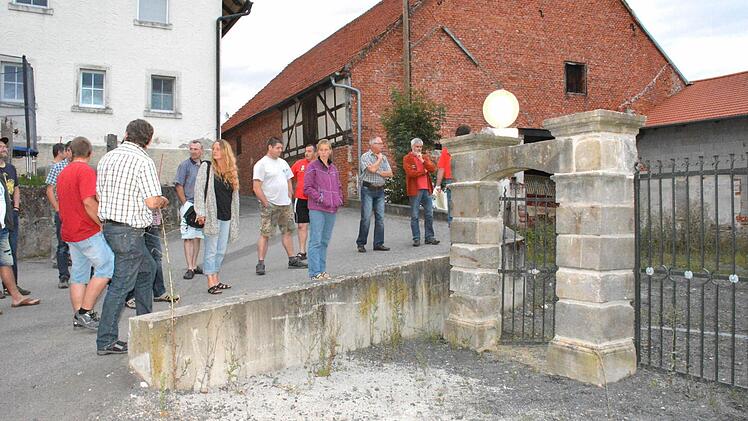 Mauerprobleme musste sich Bürgermeister Hermann Niediek beim Rundgang durch Hohnhausen anhören.