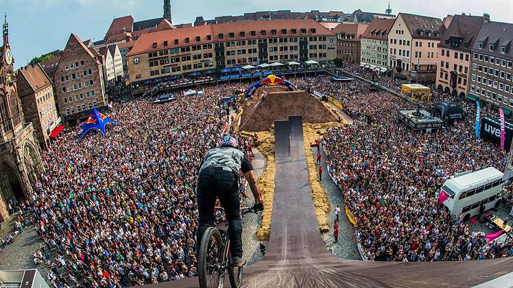 Yannick Granieri fährt auf die große Schanze auf dem Hauptmarkt zu. Foto: Red Bull