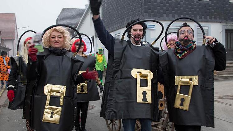 Gruppe Schug als Liebesschlösser