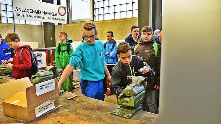 Der Auszubildende der Firma Brückner, Kemal Alagic, erklärte dem Schüler Julian Geier, wie mal lötet. Foto: Gabi Arnold