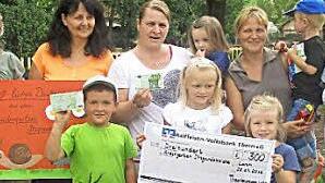 Kindergartenleitung Manuela Käb (Zweite von links), der Elternbeirat Daniela Hirschlein (rechts) und Sonja Haselmann (Zweite von rechts) bedankten sich bei den zwei Vertretern der Theatergruppe Lahm Silke Judex (links) und Melanie Lindenlaub (dritte von links) für die großzügige Spende.  Foto: stemi