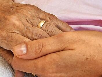 Die Begleitung von Sterbenden ist keine leichte Aufgabe, die einiges an Wissen verlangt. Der Palliativmediziner Michael de Ridder hat über den Abschied vom Leben einen Leitfaden herausgegeben. Foto: Norbert Försterling/dpa