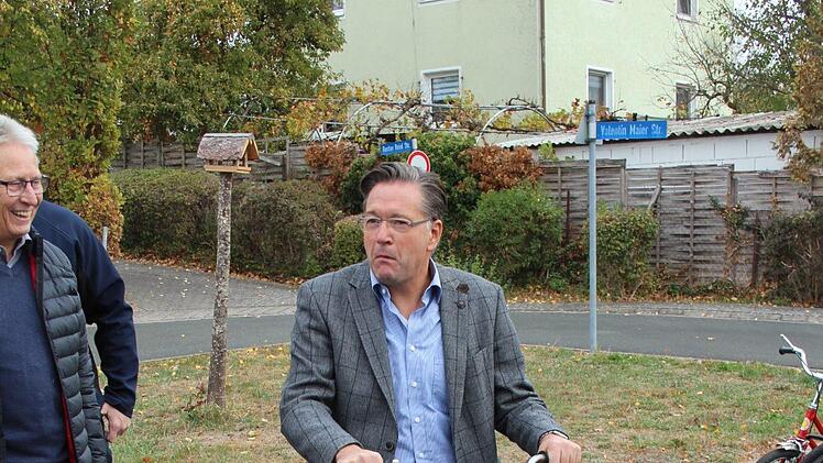 Adelsdorfs Bürgermeister Karsten Fischkal ist erstaunt: "Auf genau so einem Rad habe ich vor 40 Jahren meine Prüfung hier abgelegt!"