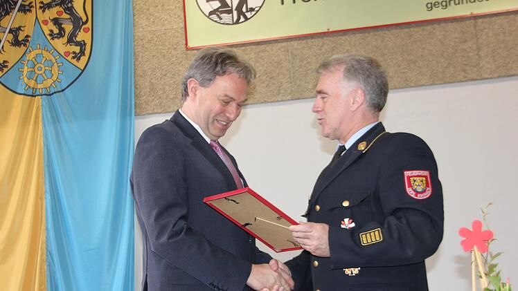 Landrat Klaus Löffler (links) erhielt das Feuerwehrehrenzeichen des Kreisfeuerwehrverbands in Gold von Kreisbrandrat Joachim Ranzenberger.Veronika Schadeck